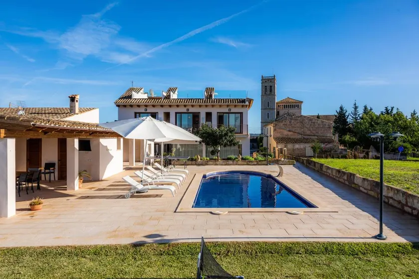 Holiday home with pool, garden & barbeque | Mountain view | Suitable for remote work - Image 1
