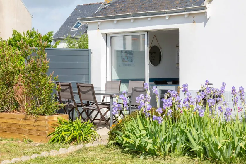 Holiday Home 'L'escale bleue' with Shared Terrace, Private Garden & Wi-Fi - Image 1