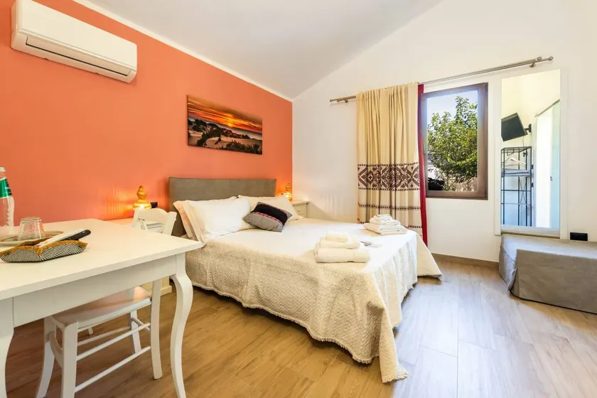 Private room with garden & terrace | Garden view - Image 1