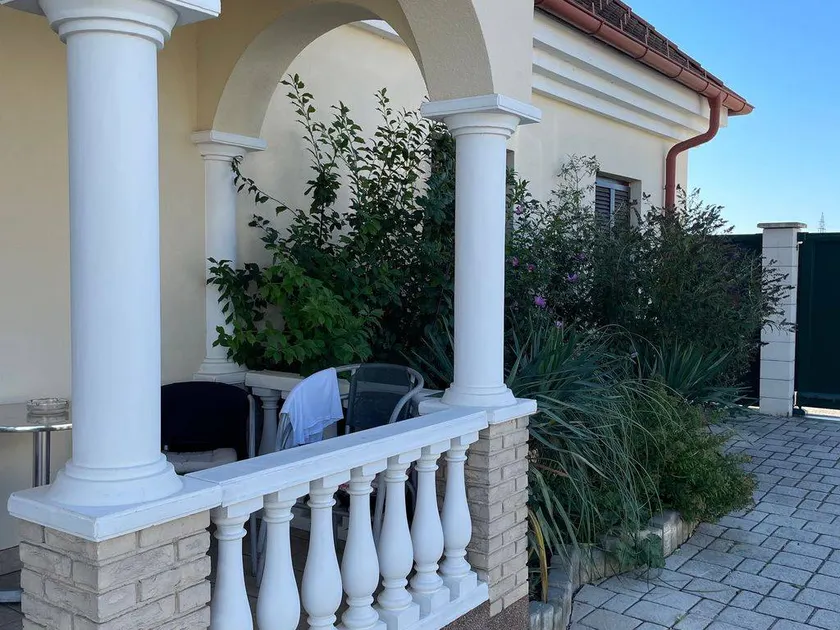 Apartment with garden - Image 1