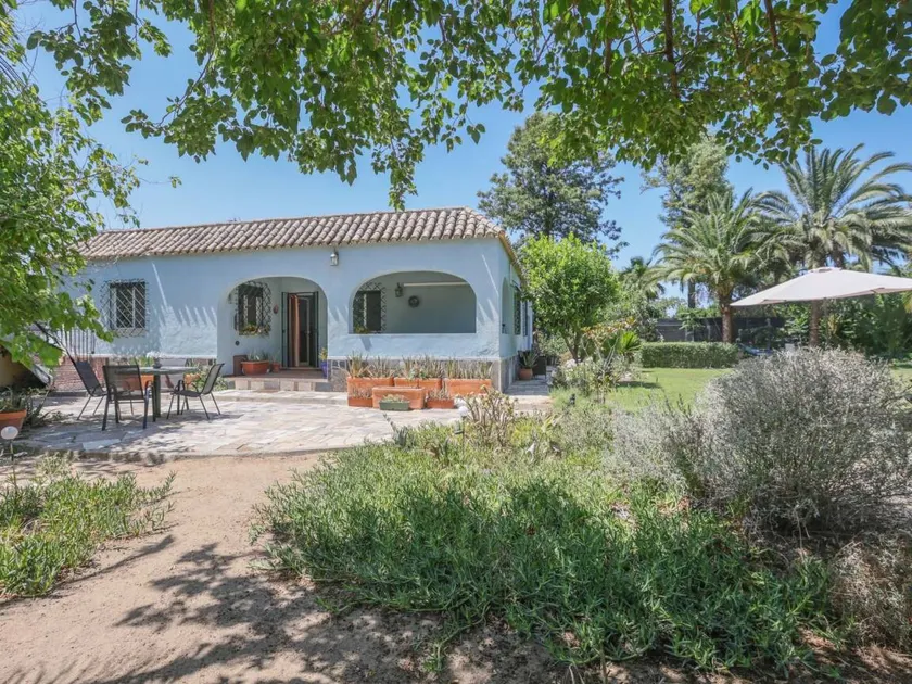 Wonderful holiday home with garden, private pool & barbecue - Image 1
