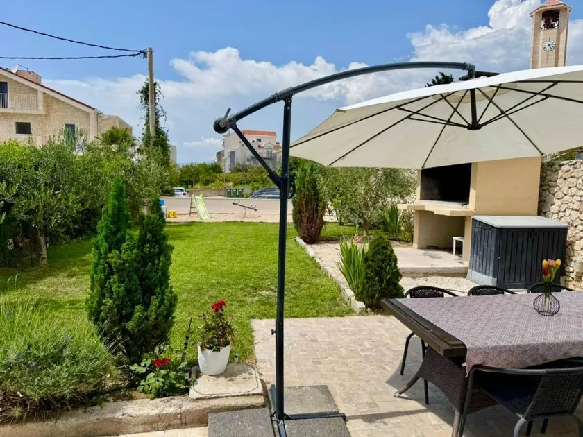 Voll ausgestattetes charmantes Apartment mit Grill, Terrasse und Garten | Neben dem Strand - Image 1