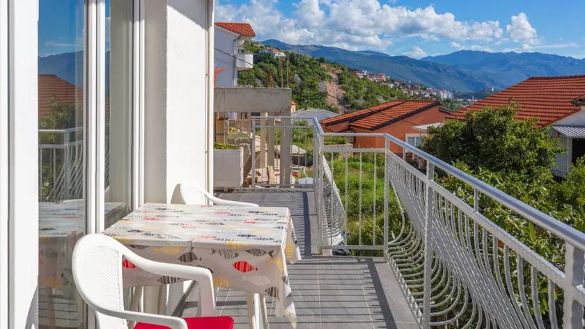 Pleasant flat with garden, barbeque & terrace - Image 1
