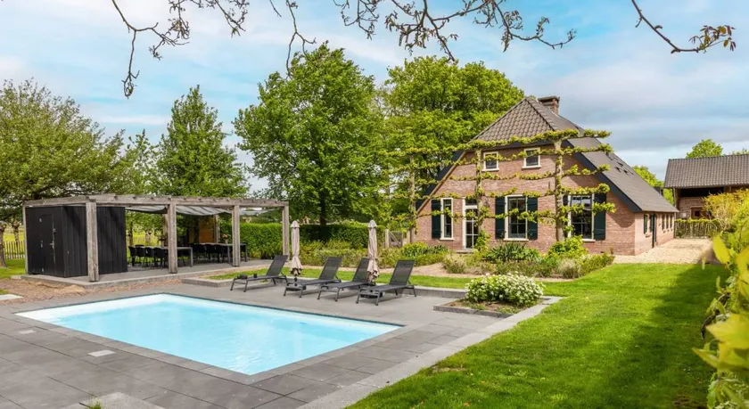 Spacious villa for 18 persons with private swimming pool - Image 1
