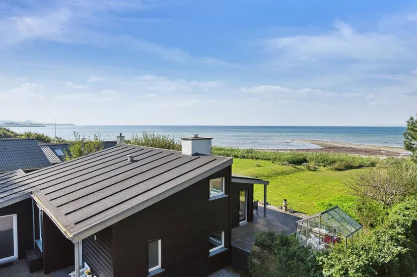 Holiday home with sauna, hot tub & barbecue | Sea view - Image 1
