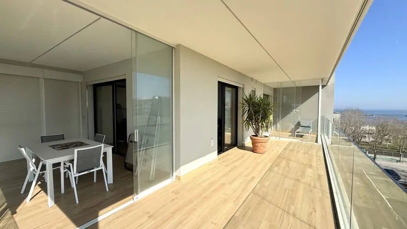 Holiday apartment with terrace | City view - Image 1