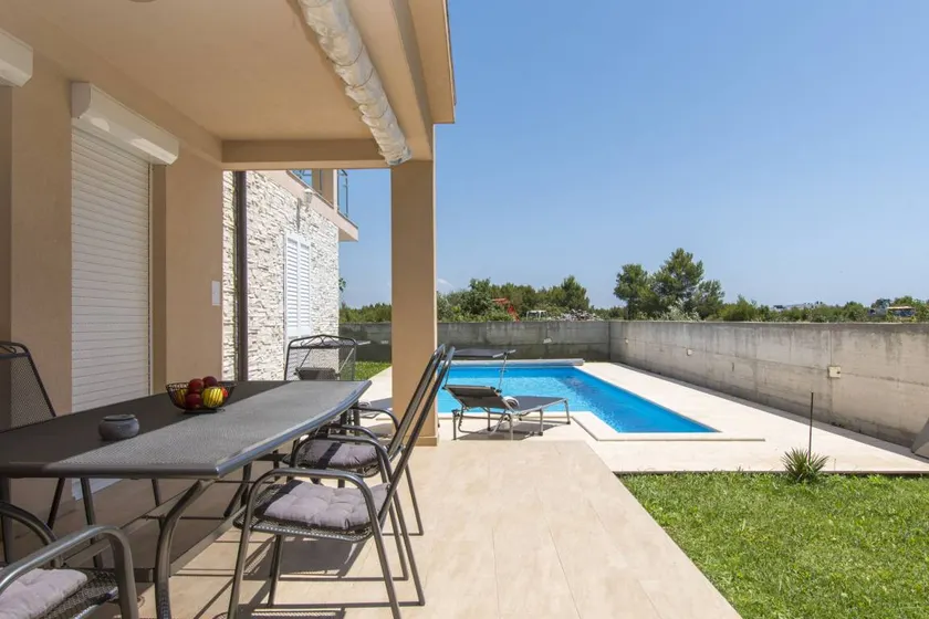 Apartment with terrace & pool | Garden view - Image 1
