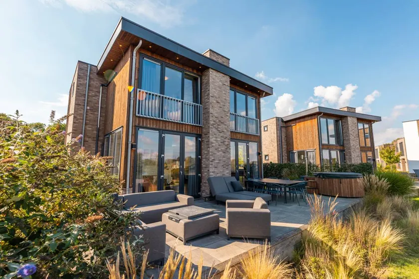 Luxusvilla mit 5 Schlafzimmern, 3 Badezimmern, Klimaanlage, Whirlpool und privater Sauna am Wasser. - Image 1