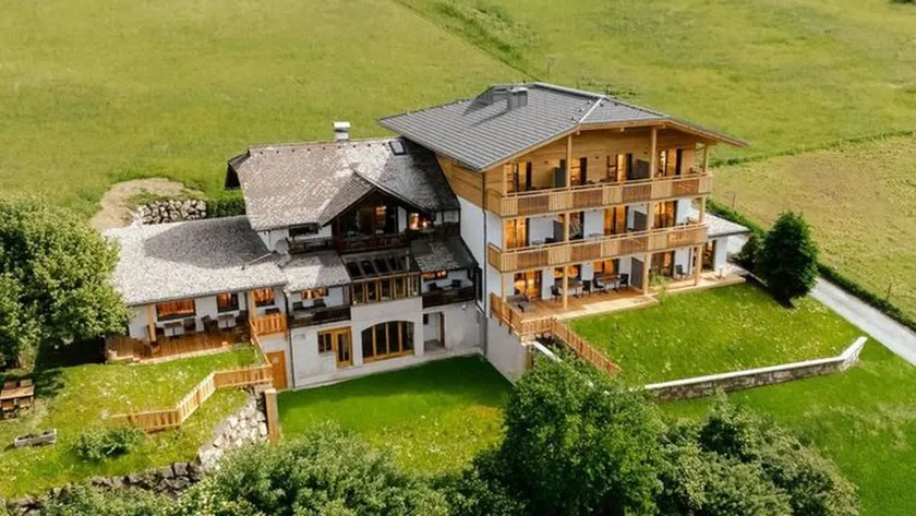 Flat with garden, hot tub & barbeque | Perfect for remote work - Image 1
