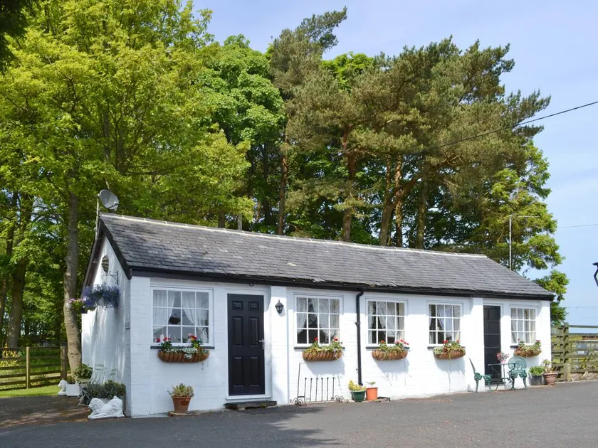 Cottage with garden & pool - Image 1