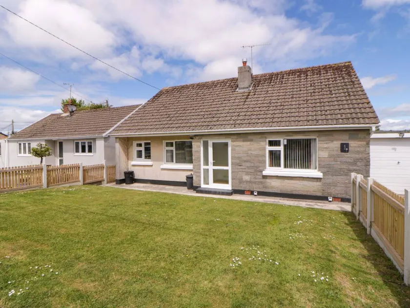 Child-friendly lovely cottage with garden | Beach view | Dogs allowed - Image 1