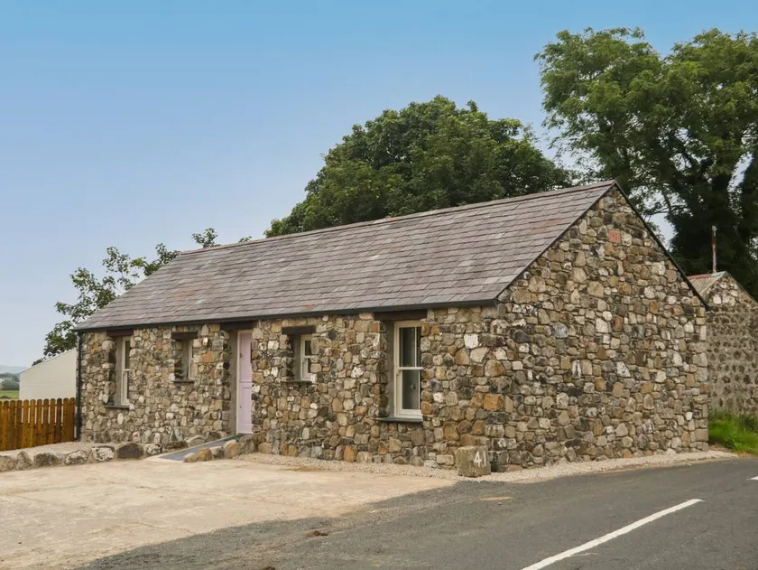 Family-oriented cottage with garden & hot tub - Image 1