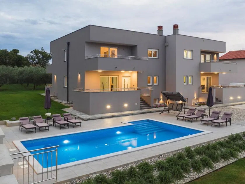 Spacious holiday home with private pool, sauna & barbecue - Image 1
