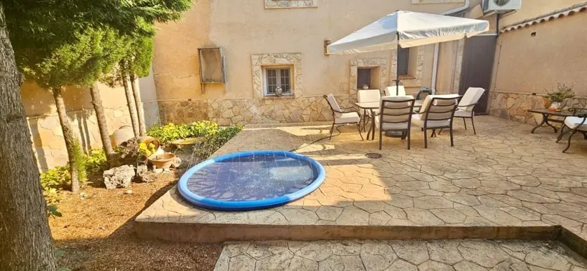 Holiday home with terrace, pool & barbecue - Image 1