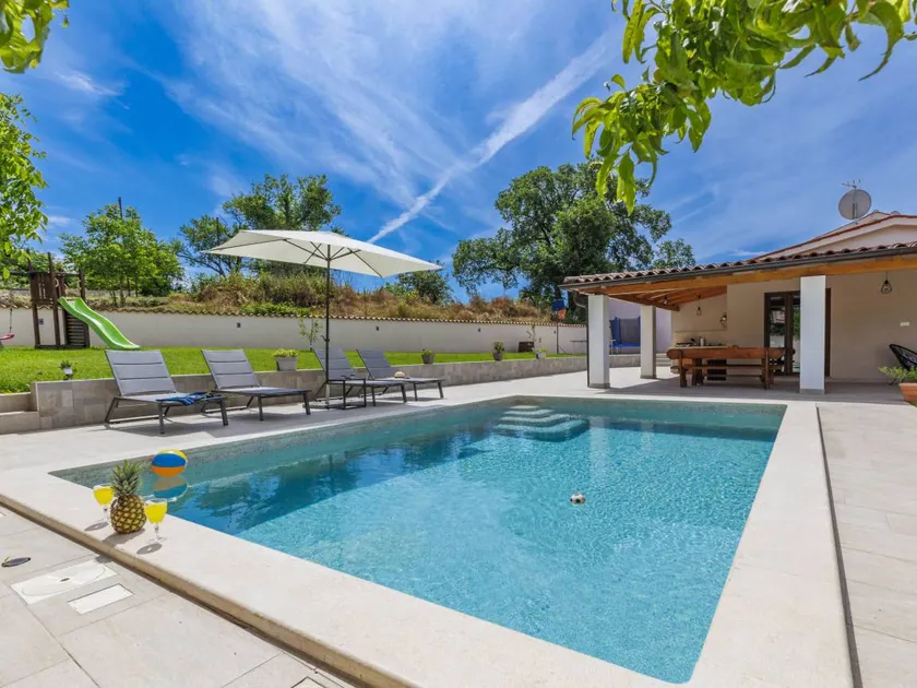 Fully equipped charming house with terrace, private pool & BBQ | Pets allowed - Image 1