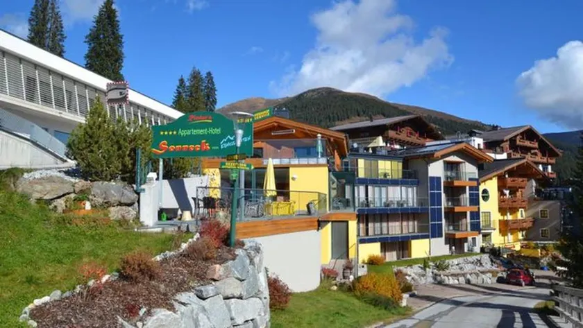 Apartamento vacacional con piscina, terraza y sauna - Image 1