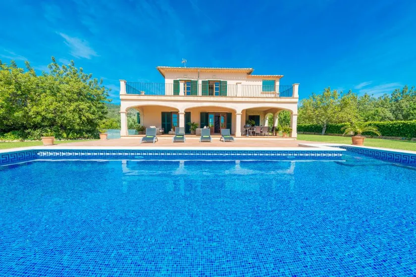 Child-friendly ample villa with BBQ, private pool & garden - Image 1