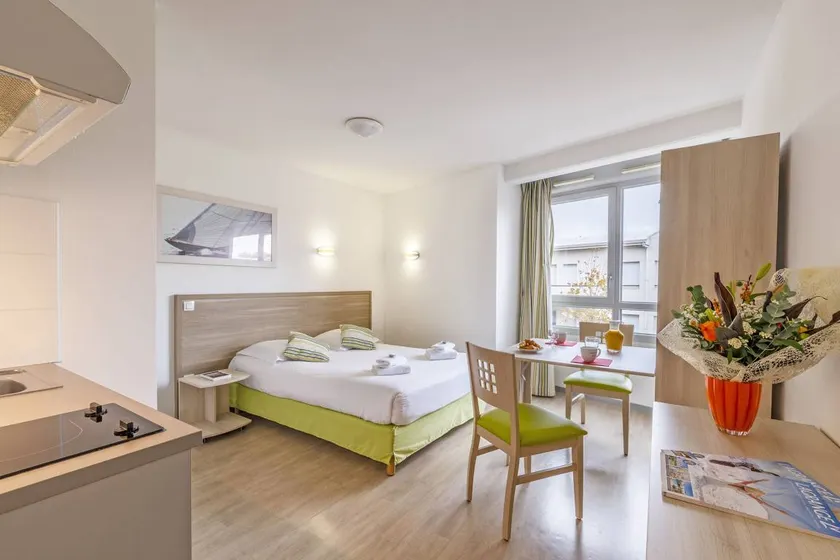 Studio mit Pool | Stadtblick - Image 1