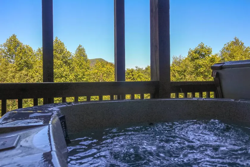 House with garden, hot tub & barbecue | Mountain view - Image 1
