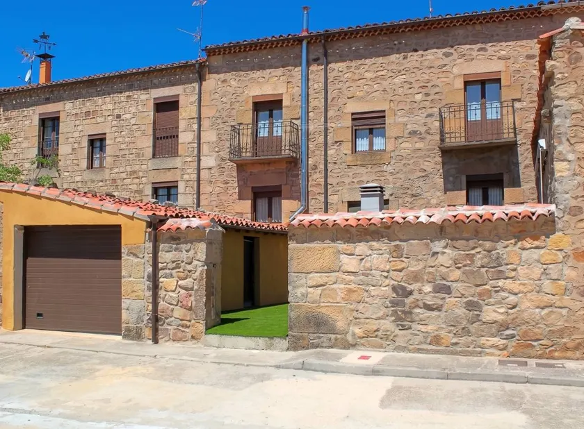 Holiday home with terrace - Image 1