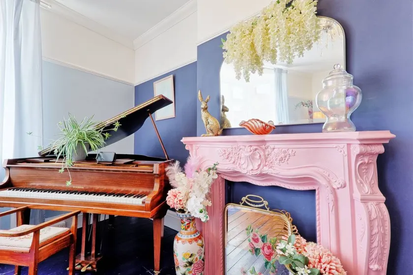 2 Bed in heart of Leigh-On-Sea, with Piano & Parking - Image 1