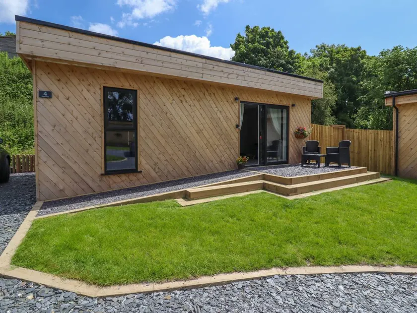 Cottage with garden & hot tub | Pets are welcome - Image 1