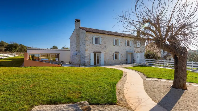 Villa with sauna, pool & garden - Image 1
