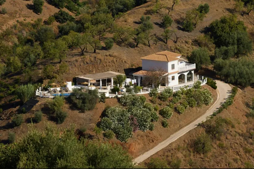 House with private pool, barbecue & garden - Image 1