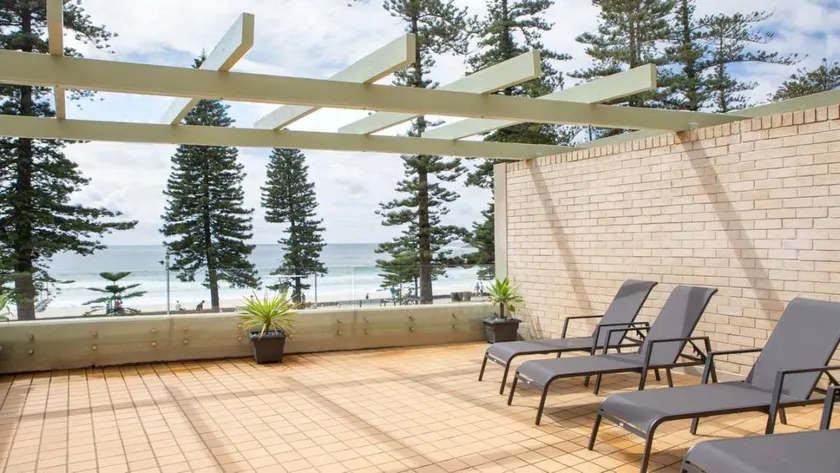 Flat with terrace - Image 1