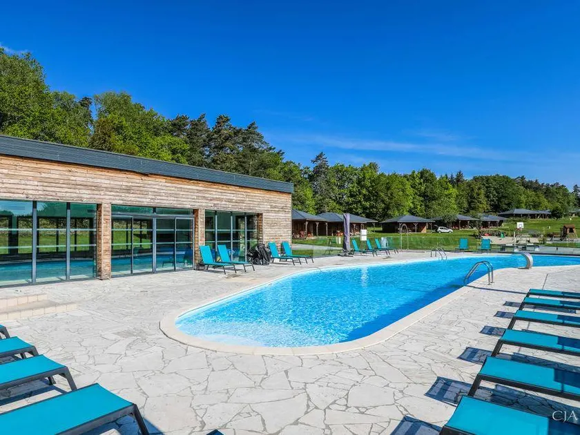 Chalet with heated pool & terrace - Image 1