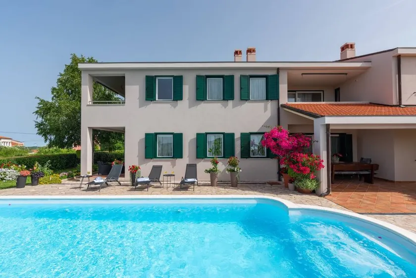 Flat with pool, BBQ & terrace - Image 1