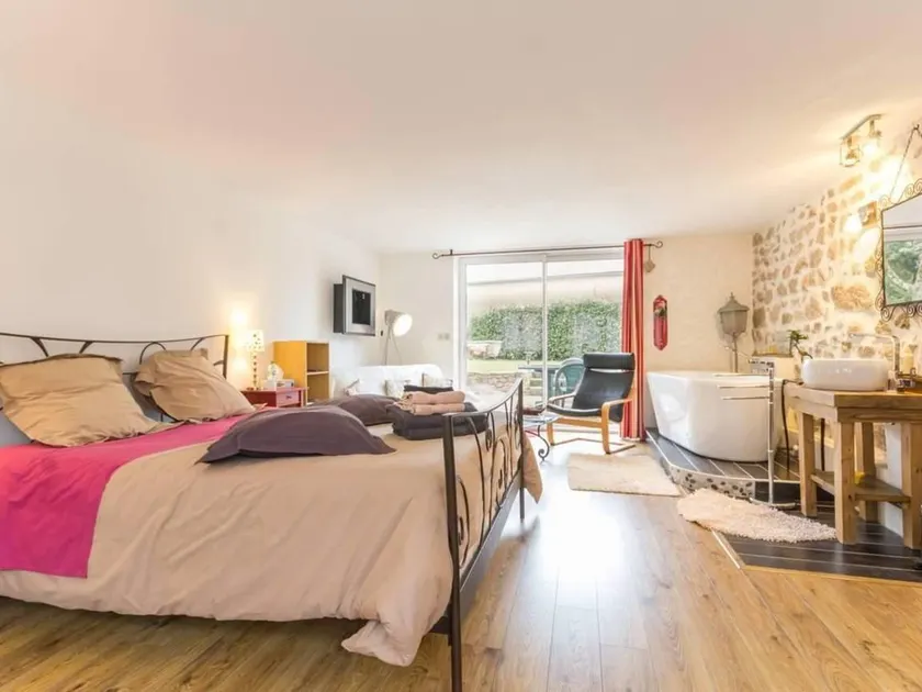 Modern suite on ground floor with garden, WiFi, parking, and charging station in Morvan's heart - Image 1