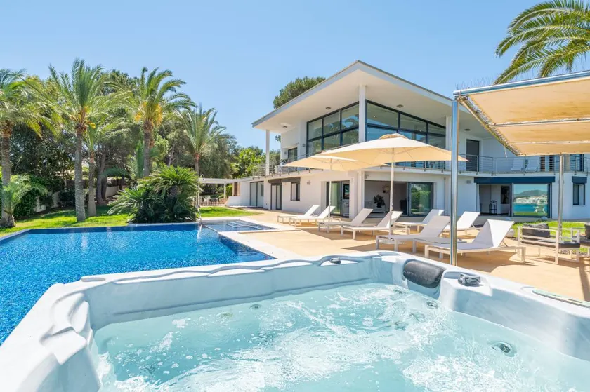 Voll ausgestattete weiträumige Villa mit Garten, Terrasse und Grill | Strand in der Nähe - Image 1