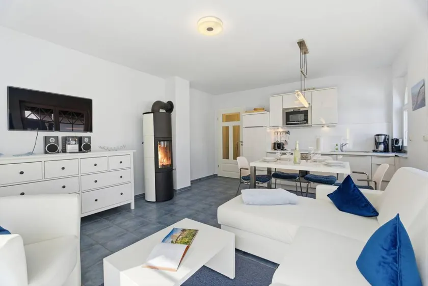 Komfortable Ferienwohnung mit Kamin, Terrasse und moderner Ausstattung in Zingst - Image 1