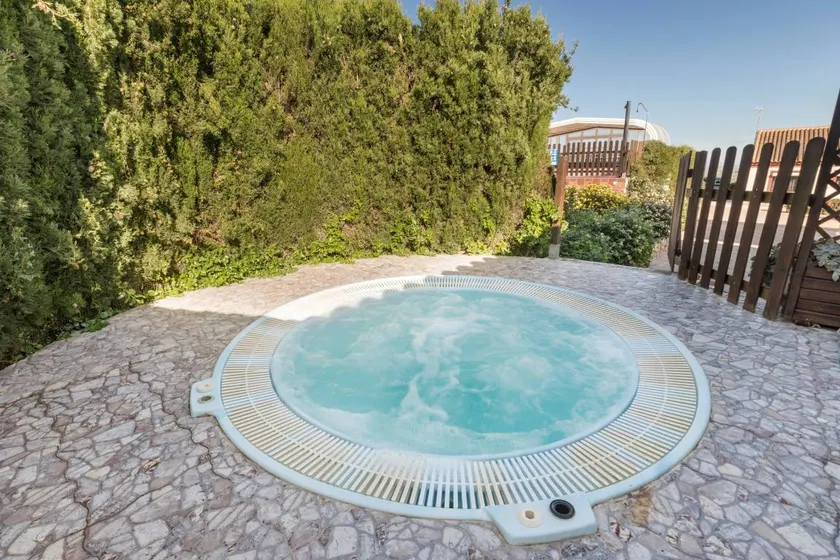 Maison avec terrasse, piscine chauffée et jacuzzi | Vue montagne - Image 1