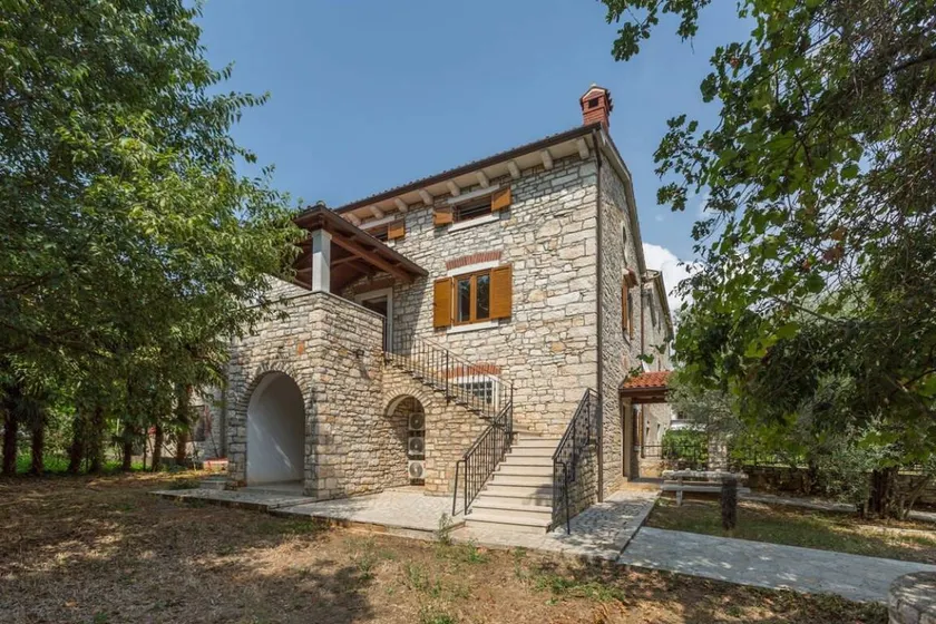 Holiday home with barbeque & garden - Image 1