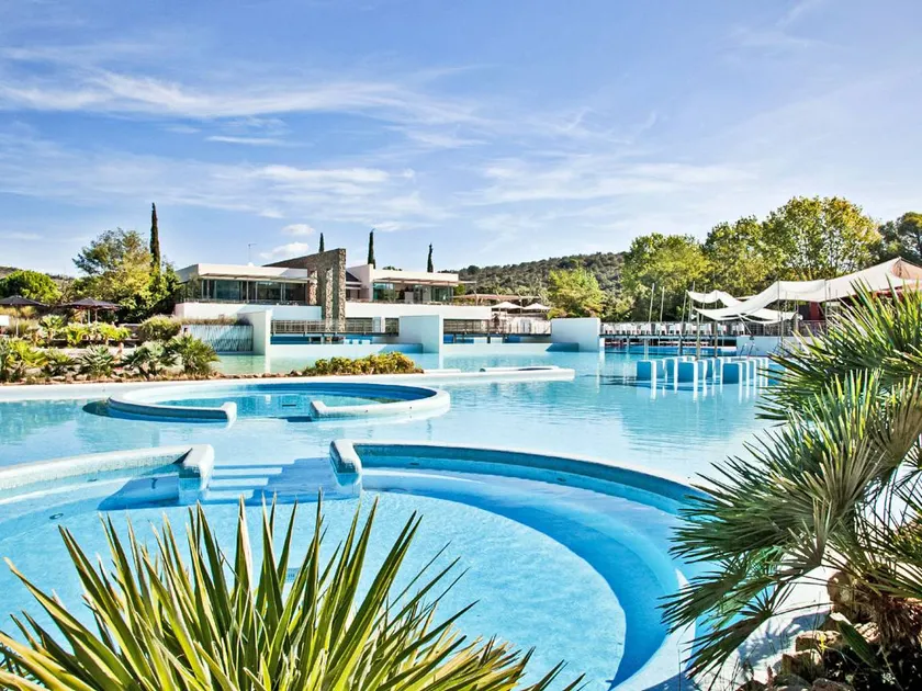Maison de vacances avec jacuzzi, terrasse et piscine - Image 1