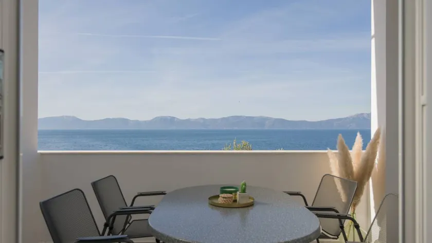 Apartment with terrace & garden - Image 1