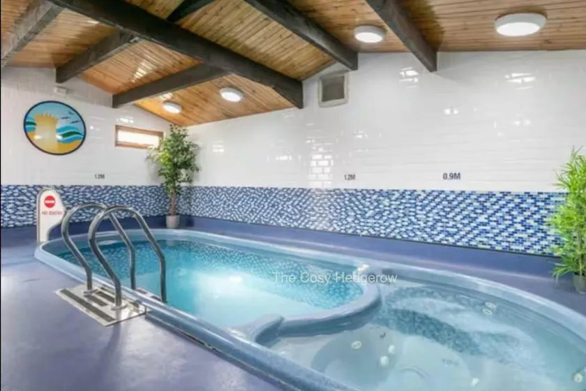 Child-friendly cottage with pool | Dogs allowed - Image 1
