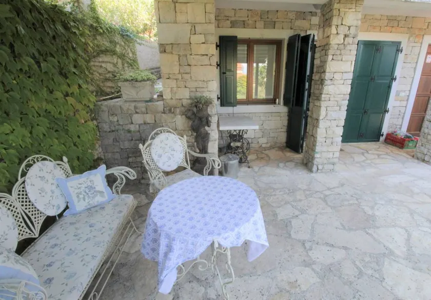Apartment with terrace & garden - Image 1