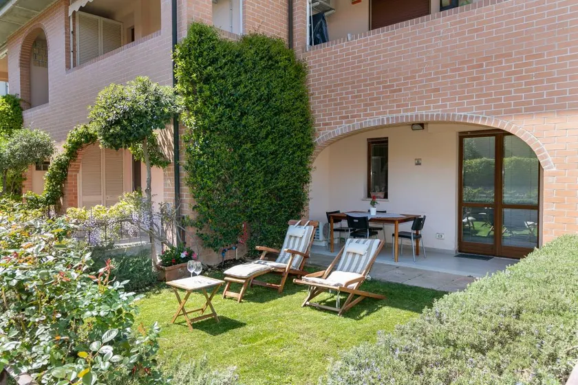 Monolocale con terrazza, giardino e piscina | Vista sul giardino - Image 1