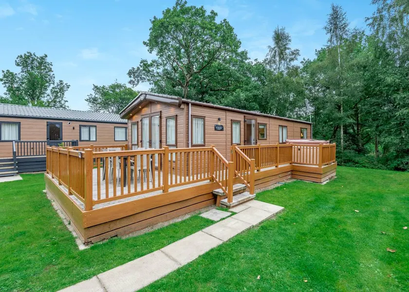 Chalet with jacuzzi - Image 1