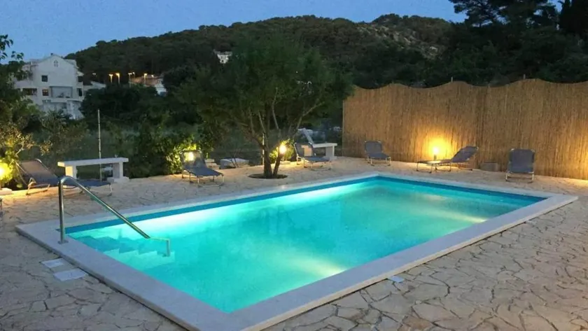 Apartment with terrace & pool - Image 1