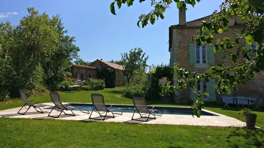 Maison avec jardin, piscine et terrasse - Image 1