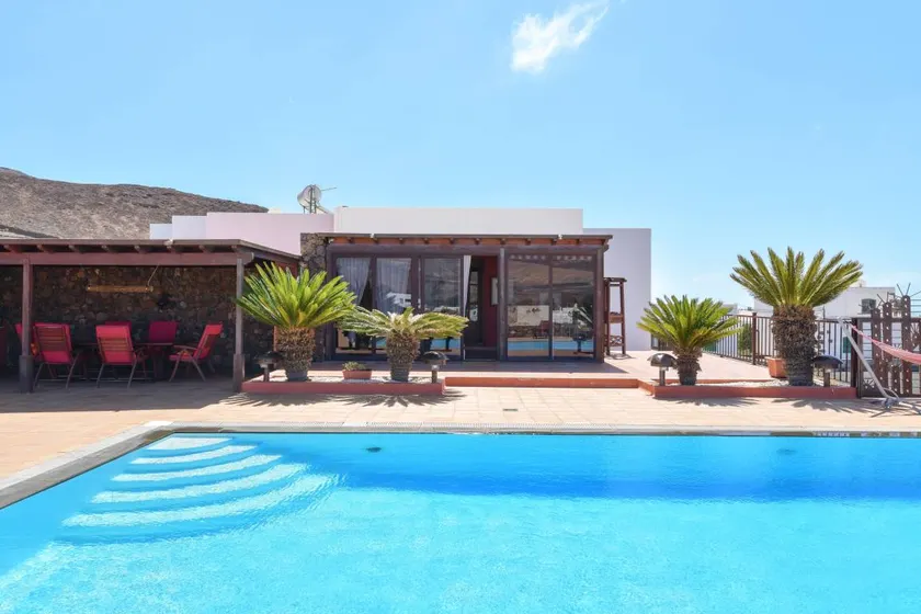 Holiday home with pool, terrace & barbeque - Image 1