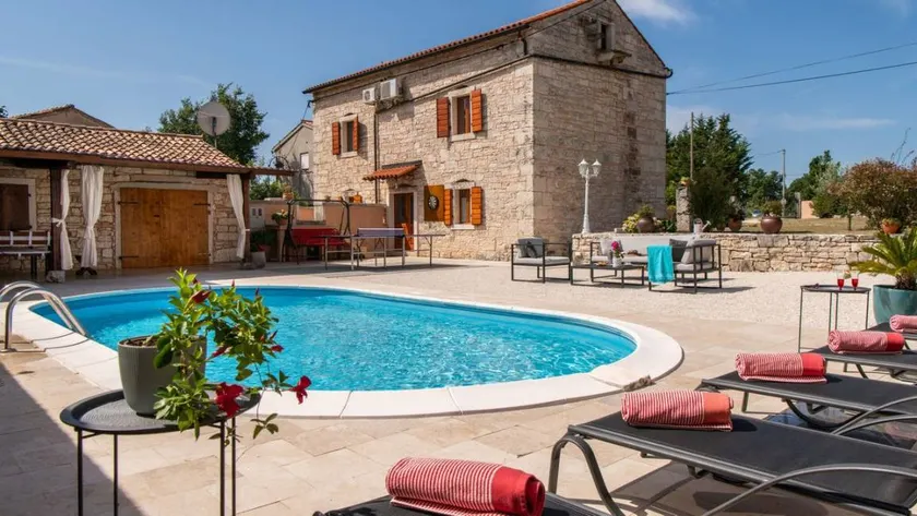 Fully equipped pleasant house with pool, BBQ & terrace - Image 1