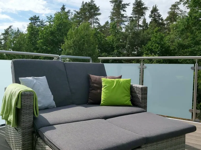 Appartamento con giardino, terrazza e piscina | Vista sulla piscina - Image 1