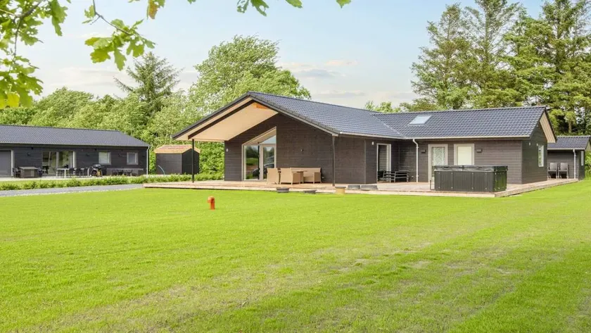House with terrace, garden & BBQ - Image 1
