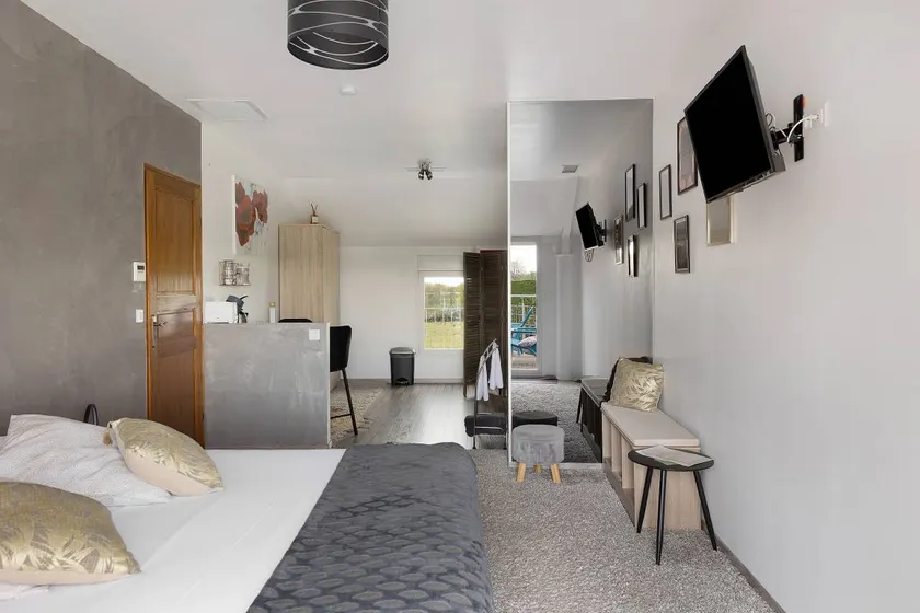 Bed & breakfast with terrace, jacuzzi & heated pool | Garden view - Image 1