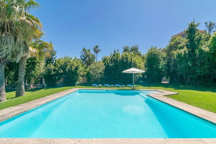 Holiday home with pool, terrace & garden - Image 1